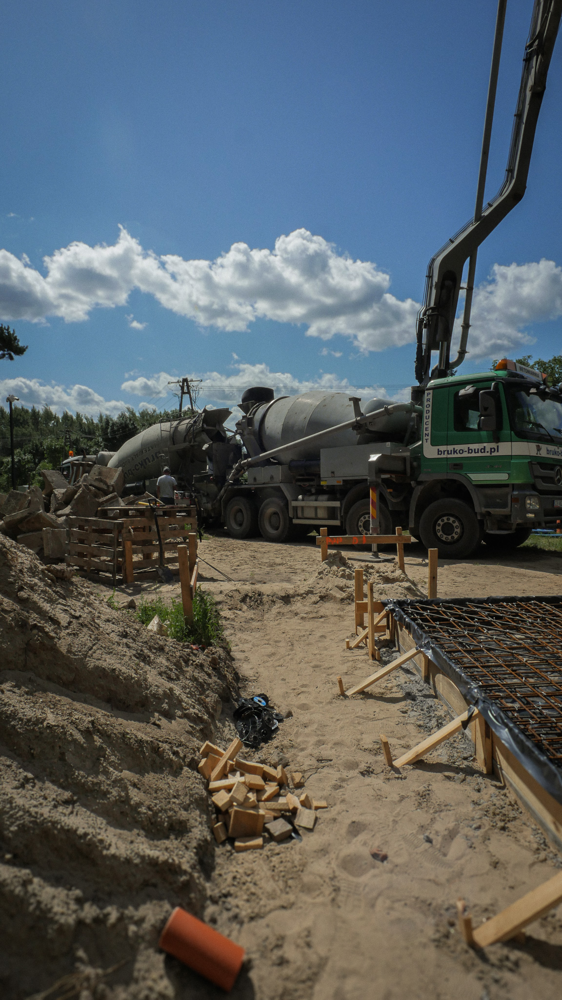 Dostawa betonu na działkę — dojazd betoniarek