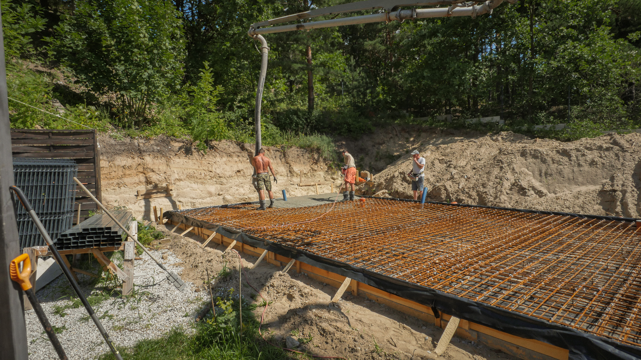 Betonowanie płyty fundamentowej pompą — ekipa na budowie
