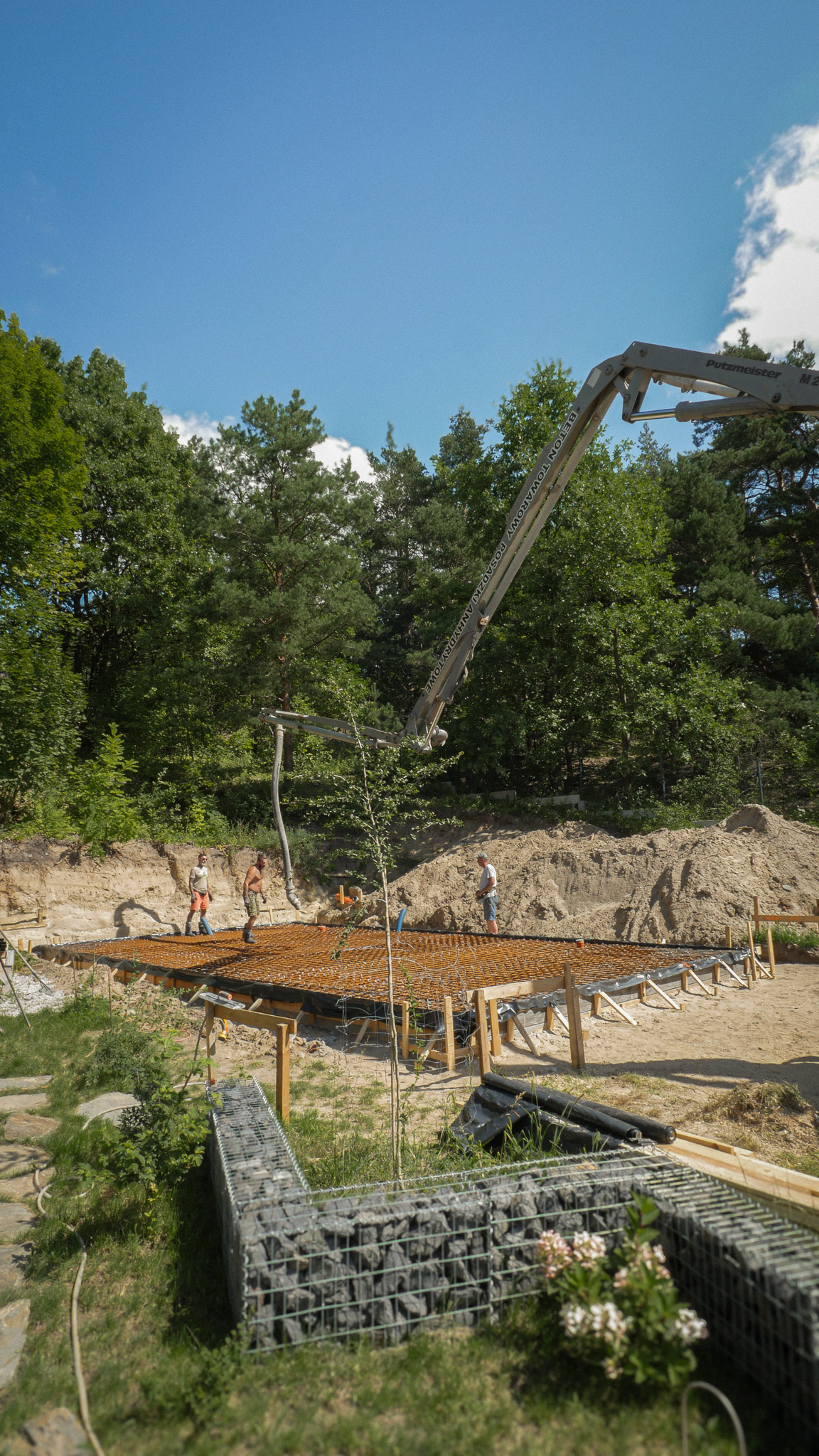 Betonowanie płyty pompą