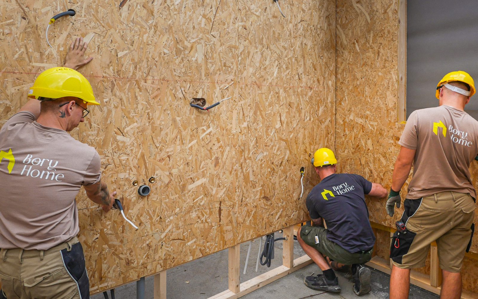 Ekipa Bory Home prowadzi instalacje w prefabrykowanej ścianie domu
