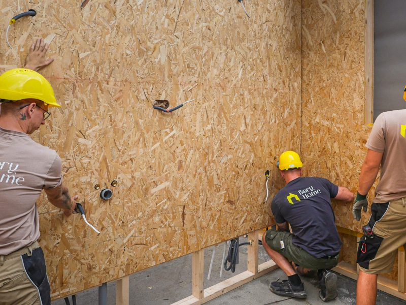 Ekipa Bory Home prowadzi instalacje w prefabrykowanej ścianie domu