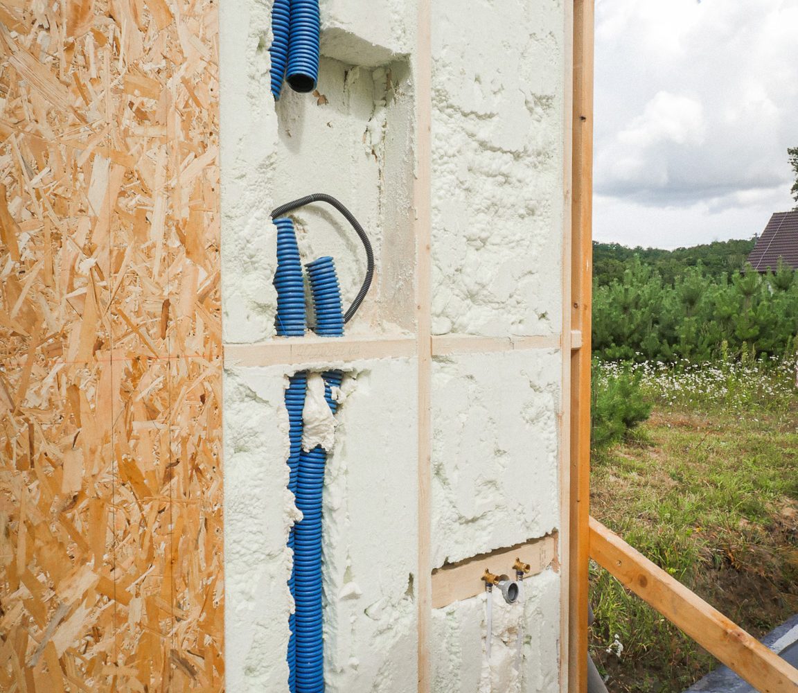 Ściana z izolacją PUR i przygotowanymi instalacjami