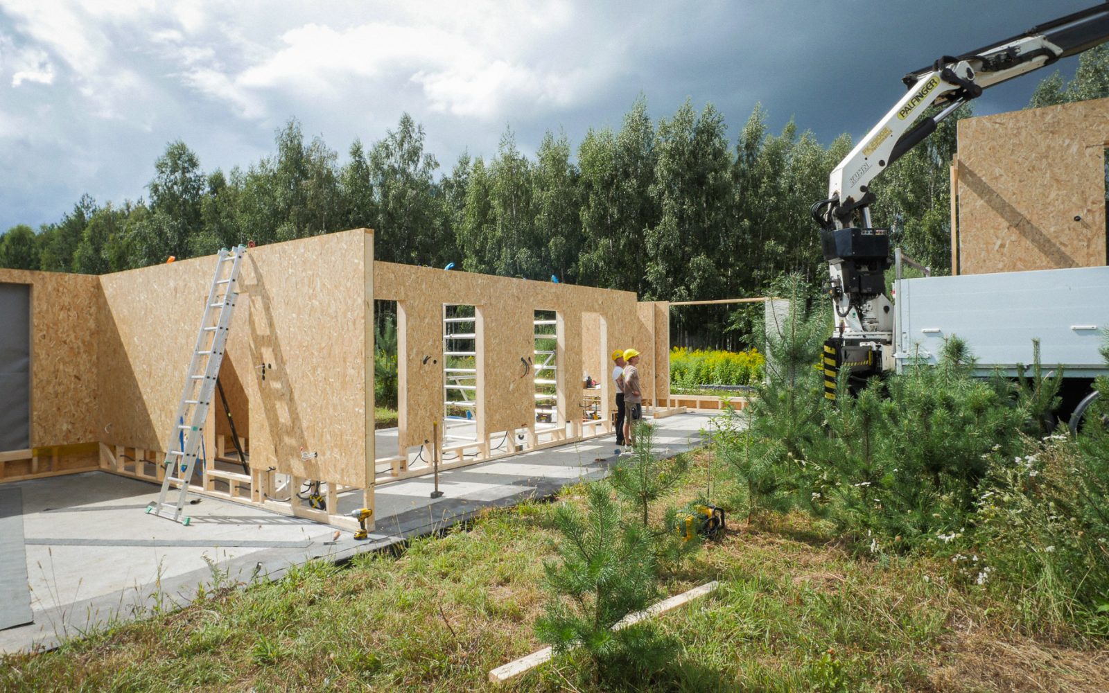 Ściany prefabrykowane ustawione na płycie fundamentowej