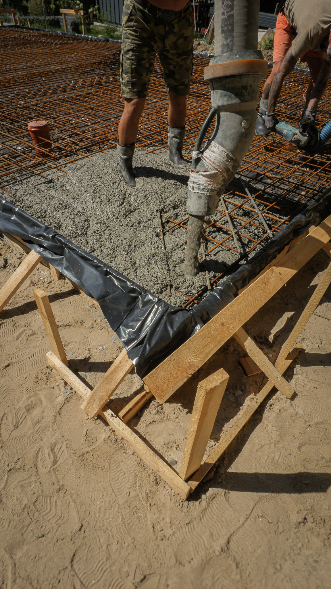 Beton wylewany na zbrojenie w szalunku