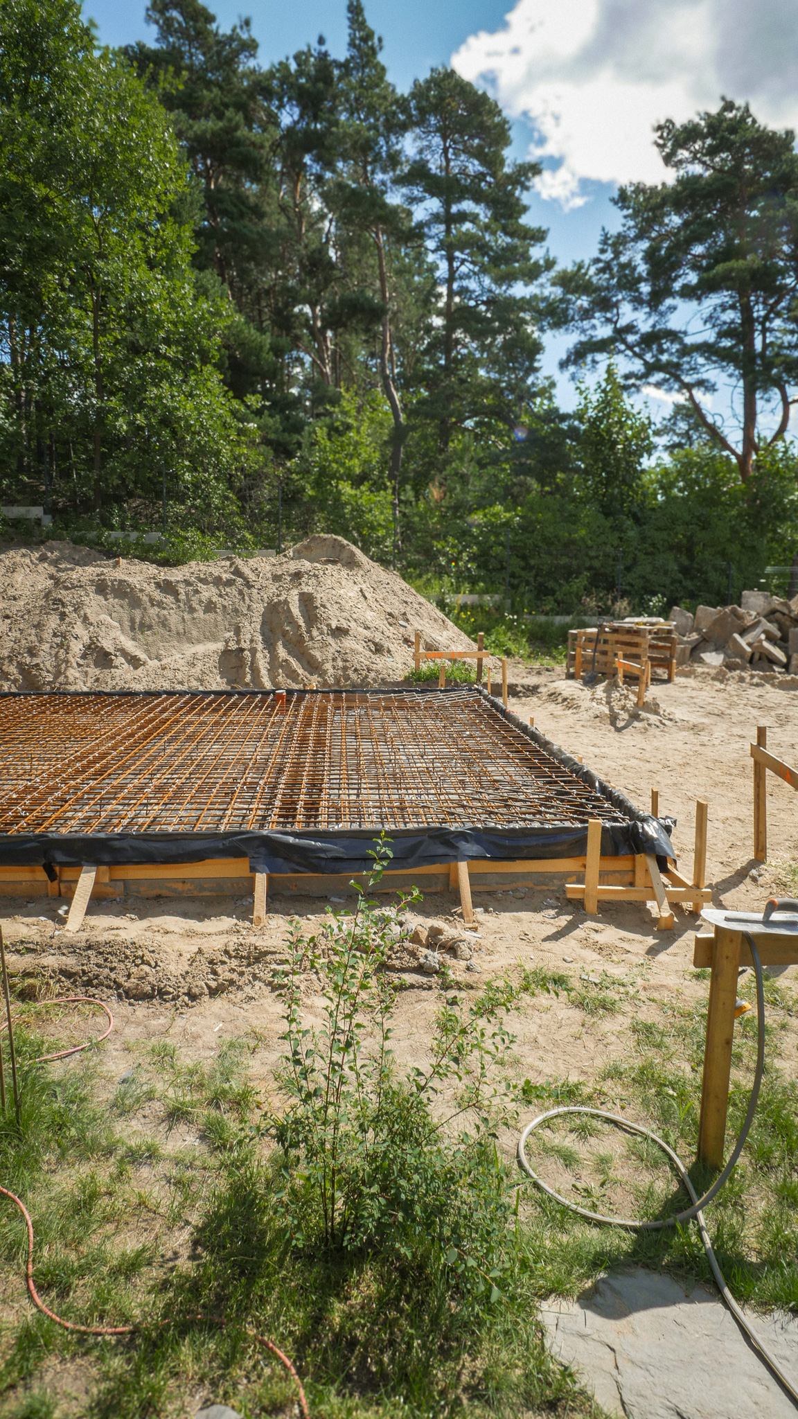 Płyta fundamentowa przygotowana na działce leśnej